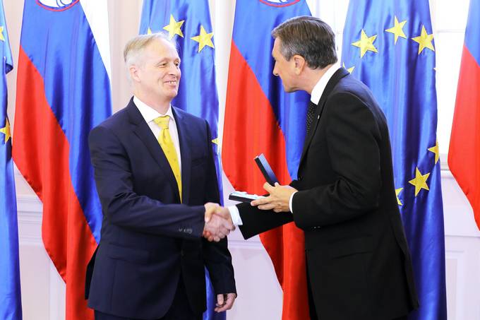 Predsednik Pahor vročil državno odlikovanje medaljo za zasluge dr. Edvardu Kobalu